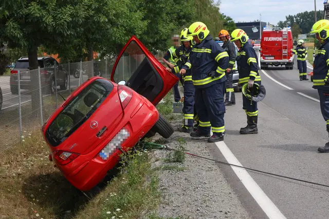 Einsatzkräfte bergen ein Auto aus dem Straßengraben auf der B134 Wallerner Straße bei Fraham. | Foto: laumat/Matthias Lauber
