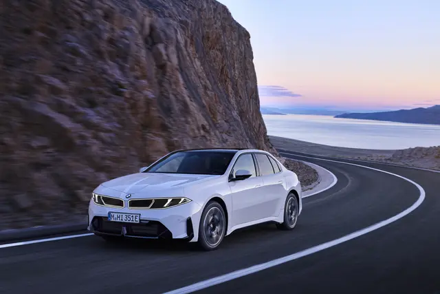469 PS, bis zu 906 Kilometer Reichweite und Strom für 423 Kilometer in nur zehn Minuten: So startet der neue BMW i3 50 xDrive als First Edition. | Foto: BMW