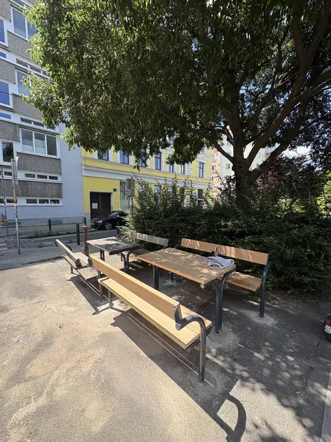 Im Mignon-Langas-Park wartet eine neue Tisch-Bank-Kombination.  | Foto: BV 2