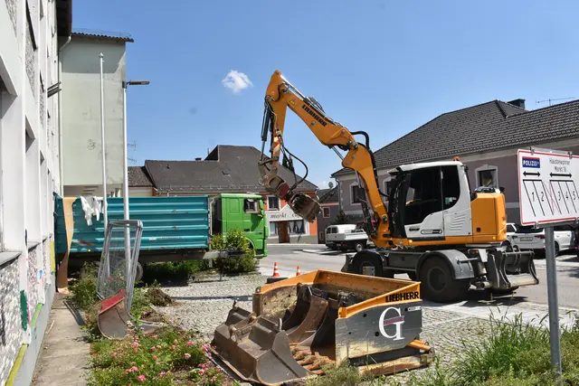 Nach knapp 60 Jahren hat das Gemeindehaus in Pabneukirchen mit Gemeindeamt, Polizeistation, Wohnungen, Heimatstube, Büro für Wassergenossenschaft und mit einem Frisiersalon (ehemals Postamt) ausgedient.  | Foto: Zinterhof