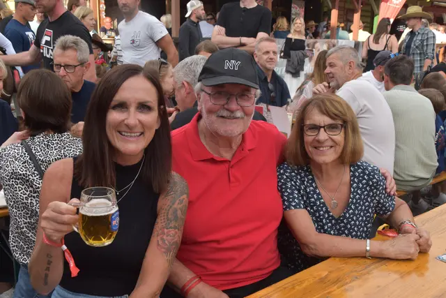 Marketing-Chefin Sabrina Radowan, Freier Redaktionsmitarbeiter Peter Seper und seine Gattin Gertrude Seper | Foto: MeinBezirk/Michael Strini