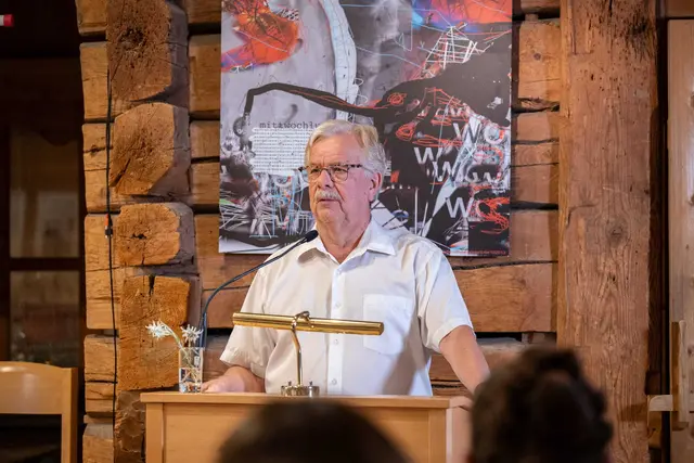 Herbert Zlöbl hielt die Laudatio auf seine Schwägerin Katharina Zlöbl (1963–2025), die zahlreiche Ausstellungen und Projekte gemeinsam mit den TAURISKANERN umgesetzt hat. | Foto: Fabian Breuer