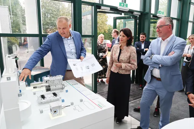 Landeshauptfrau Karoline Edtstadler und Bürgermeister von Hallein, Alexander Stangassinger, im Rahmen der Inbetriebnahme. | Foto: Bosch/Neumayr
