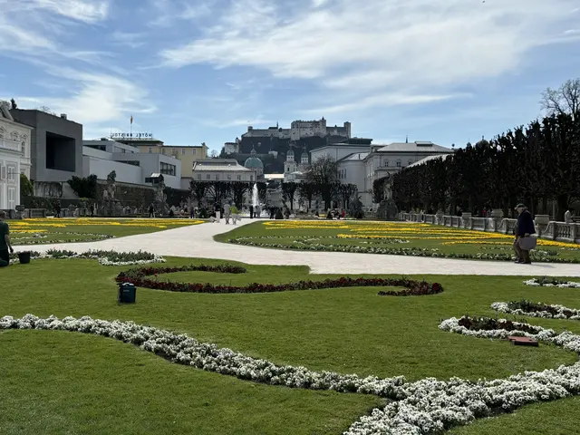 Mit ersten Juli 2026 trat in der Stadt Salzburg die neue Sommerregelung - nach dem Vorbild italienischer Städte - im Bereich Neutor, Innenstadt und Rudolfskai in Kraft.  | Foto: Lisa Gold