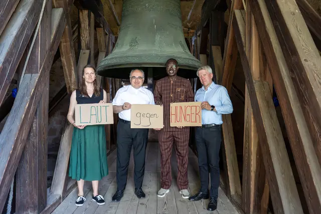 Sind „Laut gegen Hunger“ (v. l.): Referentin Angelika Kobl von der Caritas-Auslandshilfe und Bischof Wilhelm Krautwaschl mit Projektpartner Betram Kuol sowie Caritas-Vizedirektor Thomas Ferk mit der größten historischen Glocke der Steiermark, der „Seggauer Liesl“. | Foto: Caritas/Streif