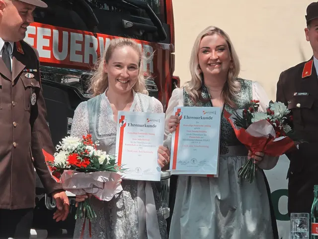 die Patinnen des Fahrzeuges und Tragkraftspritze: Julia Konrad und Jasmin Fasching. | Foto: FF Nitzing