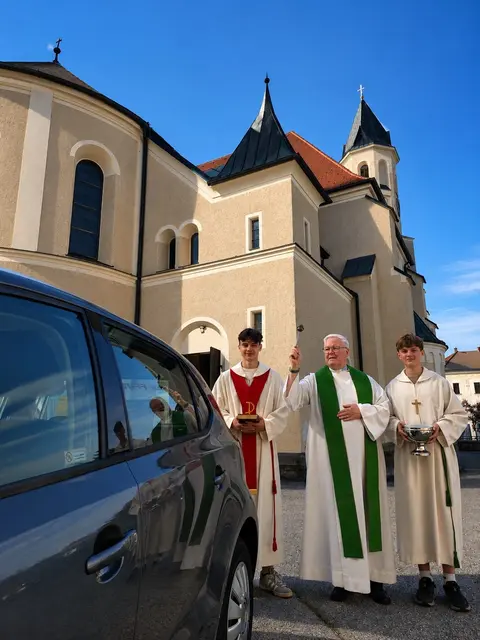 Fahrzeugsegnung am 19. Juli in der Pfarre Amstetten Herz Jesu; im Bild: Salesianerpater Bernhard Maier segnete die Fahrzeuge.
 | Foto: Zarl