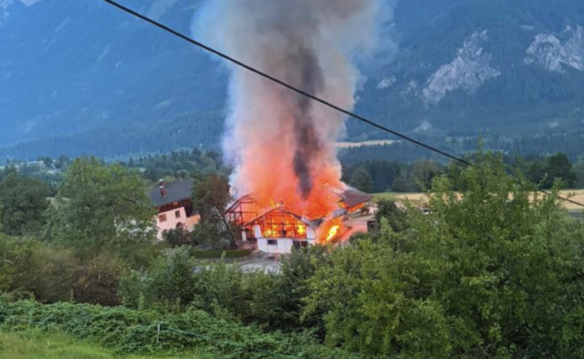 Ein Stall in der Gemeinde Irschen, Bezirk Spittal, geriet aus bislang unbekannter Ursache in Brand.  | Foto: Feuerwehr Greifenburg