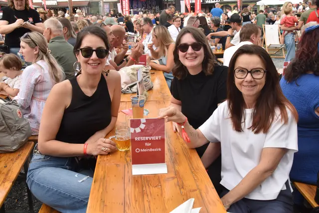 Die drei Damen der OSG-Öffentlichkeitsabteilung schenkten der Kamera das schönste Lächeln: Kristina Goger, Nadja Novogoratz und Tanja Steinprinz | Foto: MeinBezirk/Michael Strini