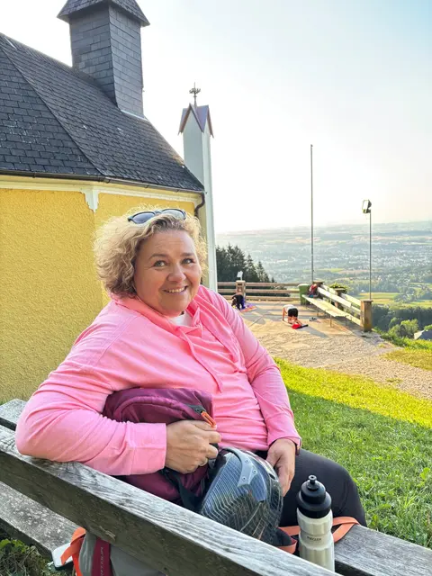 Annemarie Wolfsjäger, Bürgermeisterin aus St. Ulrich, auf ihrem Lieblingsplatzerl am Damberg.  | Foto: Wolfsjäger