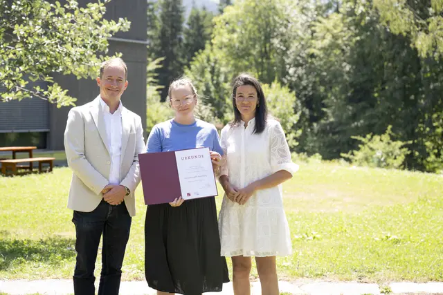 Paul Tolloy (Leiter der Abteilung für Tourismus &amp; -beitragsservice Land Tirol), Daniela Perthaler (Vermietercoach TVB Kitzbüheler Alpen – Brixental) und Ingrid Schneider (Geschäftsführerin des Verbands der Tiroler Tourismusverbände) (v. li.).
 | Foto: Verband der Tiroler Tourismusverbände/Berger