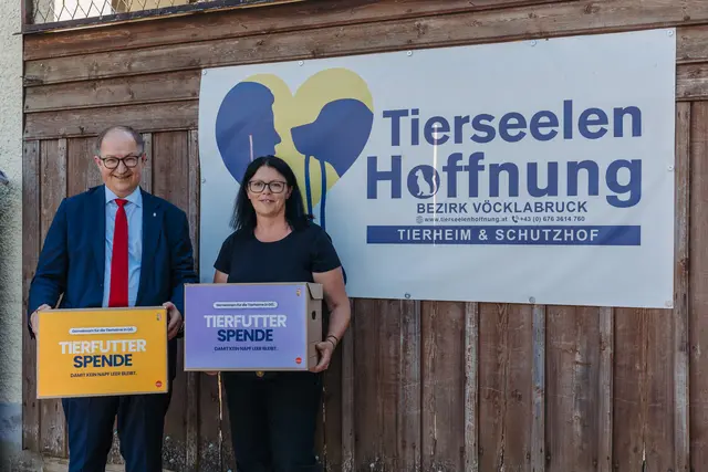 Tierschutz-Landesrat Martin Winkler überreichte Tierheimleiterin Katharina Jelinek eine Futterspende. | Foto: MecGreenie