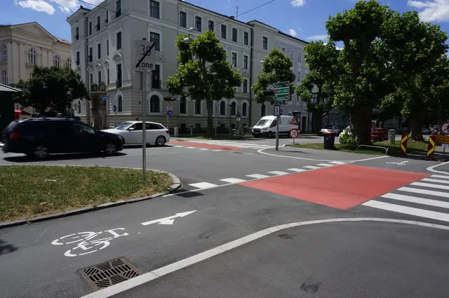 Die roten Markierungen bei den Querungen sorgen für zusätzliche Sicherheit. | Foto: Stadt Salzburg