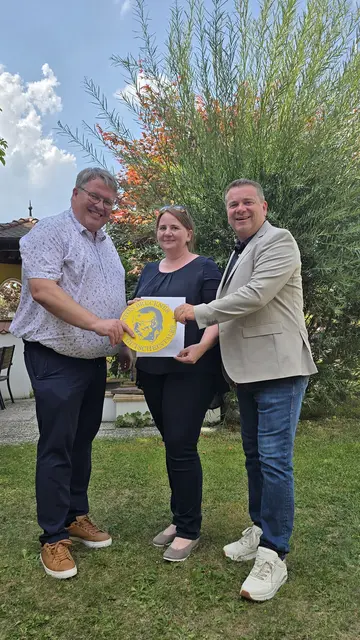 Thomas Mayr-Stockinger, Birgit Nöbauer von myFlowers und Bürgermeister Christian Partoll freuen sich über die Erweiterung des Anton-Bruckner-Talers auf alle Ansfeldner Betriebe. | Foto: Ansfelden über Nacht