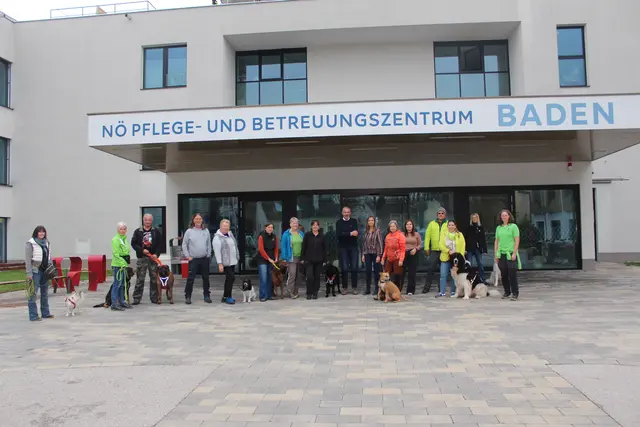 Der Verein „Pettrailer“ vor dem Haupteingang