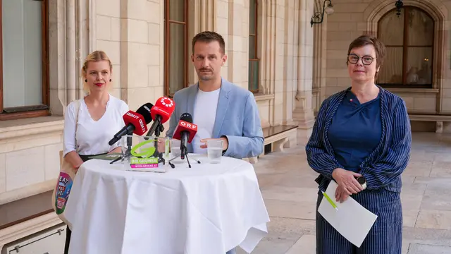 Frauensprecherin Julia Malle mit Grüne-Wien-Parteichef Peter Kraus und Personalsprecherin Barbara Huemer (r.). | Foto: Andreas Pölzl/MeinBezirk