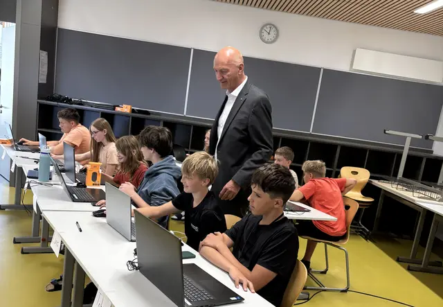 Jugend-Landesrat Christian Dörfel (ÖVP) überzeugte sich bei einem Besuch vom Angebot des Digi-Camps und dem Wissen der Teilnehmer. | Foto: MeinBezirk/Jennifer Wiesmüller