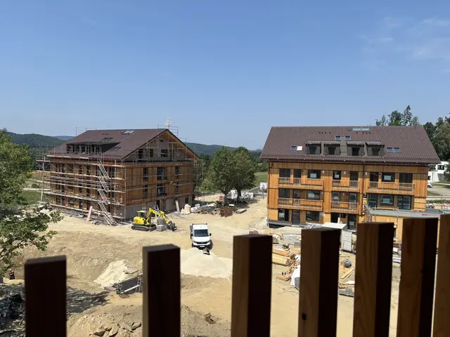Blick von einem Haus auf das Zentrum der Hotelanlage. Dort kommt ein Schwimmteich hin.  | Foto: Karin Bayr