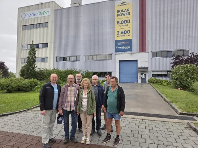 Umweltgemeinderat Reinhard Rieder, Franz Kastner, Chauffeur Franz Müllner-Rieder, Helene Steyrer, Franz Wild, Benjamin Strauch und Josef Strauch vor dem Werk von Heinzelpaper. | Foto: Marktgemeinde Staatz