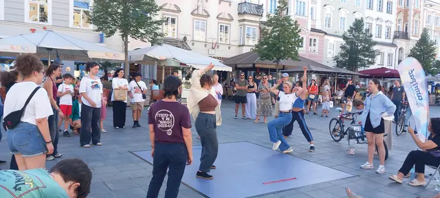 Beim „Dance Jam“ am Linzer Hauptplatz verwandelten junge Teilnehmer:innen den öffentlichen Raum in eine offene Tanzfläche und erlebten gemeinsam Bewegung, Musik und sommerliche Stimmung. | Foto: Verein Jugend und Freizeit