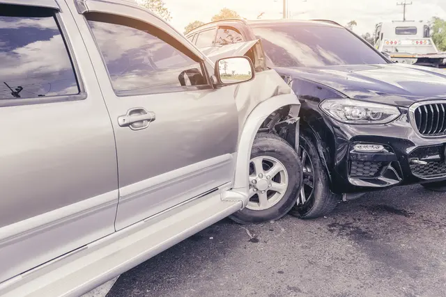 Beide Autofahrer sollen bei der Kollision in Klagenfurt unverletzt geblieben sein. (Symbolfoto) | Foto: stock.adobe.com/at/Panumas 