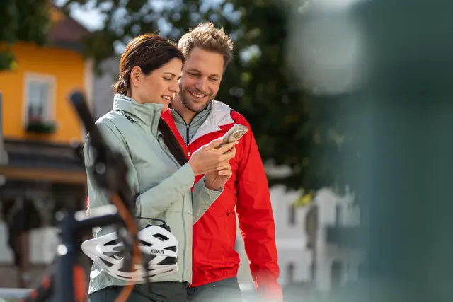 Das Paar blickt gespannt auf ihr Handy und folgt einem Hinweis in der Escape-Trail-App zur Penzensteinrunde in Neustift. | Foto: Tourismusverband Donau Oberösterreich/infilmity