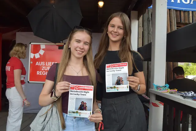 Die persönliche MeinBezirk-Titelseite holten sich auch Johanna Müllner und Tamara Koller. | Foto: MeinBezirk/Michael Strini
