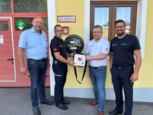 V. l.: Bürgermeister Bernhard Braid, Jürgen Fischbauer, Roland Ziech (Ortsstellenleiter Rotes Kreuz Schärding) und Projektleiter Dominik Ottino. | Foto: FF St. Florian am Inn