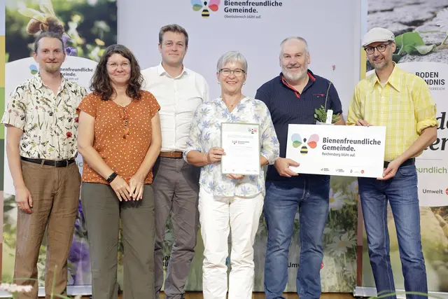 Georg Wiesinger, Margit Zauner, LR Stefan Kaineder, Irmgard Neumayer (Bienenbeauftragte), Bürgermeister Bernhard Öttl, Norbert Rainer. | Foto: Land OÖ/Daniel Kauder