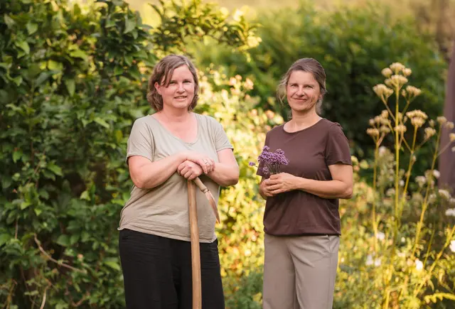 Edeltraud Pirker und Erika Saria sind Schwestern, die gemeinsam den Verein Naturschwärmerei gegründet haben, um Menschen für Natur und das Gärtnern zu begeistern. | Foto: Naturschwärmerei