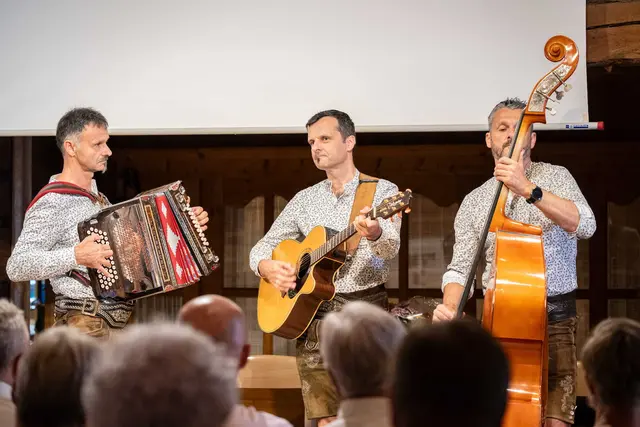 Das Tauernecho sind die Krabichler-Brüder Franz (links), Toni (mitte) und Bernhard.  | Foto: Fabian Breuer
