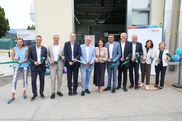 Die Robert Bosch AG hat am Mittwoch, 15. Juli 2026, am Standort Hallein ihre neue Methanol-Infrastruktur feierlich in Betrieb genommen.  | Foto: Bosch/Neumayr