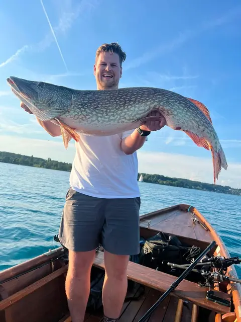 Julian Dachs aus Seewalchen hat Mitte Juli am Attersee diesen Hecht gefangen: Er war 124 Zentimetern lang und 14,5 Kilogramm schwer. | Foto: Dachs