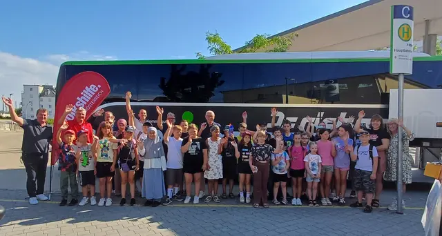 Große Vorfreude bei der Abfahrt in Wiener Neustadt: 45 Kinder bei der Abfahrt in die integrativen Kinderferien mit AKNÖ-Vizepräsident Horst Pammer, Volkshilfe NÖ-Geschäftsführer Gregor Tomschizek, Dr. Richard NÖ-Geschäftsführer Michael Weissmann, Volkshilfe NÖ-Präsident Ewald Sacher (Mitte), Volkshilfe NÖ-Prokurist Wolfgang Scharmitzer sowie die Vorsitzende des Volkshilfe-Regionalvereins Wiener Neustadt Ingrid Winkler. | Foto: A. Kahofer / VHNÖ