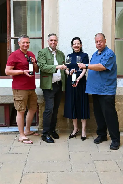 Sie halten den Weingenuss hoch: Die Gemeinderäte Köhldorfer, Keyl und Hinterberger mit Anita Schwarzböck vom gleichnamigen Weingut.  | Foto: Stadtgemeinde Korneuburg