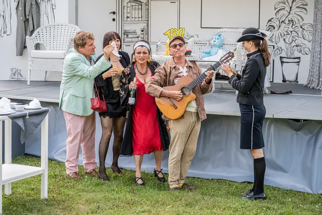 Mit der neuen Produktion „Nein zum Geld!“ tourt das Salzburger Straßentheater ab 9. Juli 2026 wieder durch Stadt und Land Salzburg und bietet Theatergenuss unter freiem Himmel.  | Foto: SKV / ebihara photography