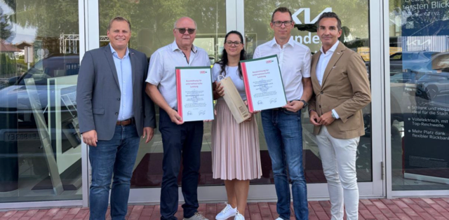 WKO-Regionalstellenleiter Martin Heidinger (l.) sowie WKO Regionalstellenobmann Dietmar Schweiggl (r.) überbrachten an Familie Sternad die besten Glückwünsche. | Foto: WKO Südsteiermark