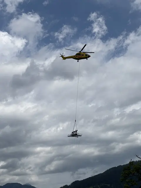 Die Einzelteile der Liftstütze werden per Heli transportiert. | Foto: meinbezirk