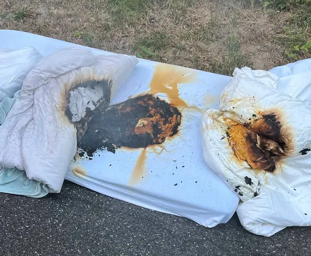 Ein Bewohner des Hauses hatte gezielt versucht, das Bett in Brand zu versetzen. | Foto: Feuerwehr Steindorf