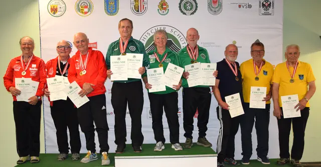 Reinhard Entner (3.v.l.) konnte sich mit dem Luftgewehr Stehend aufgelegt Gold sichern und im Team mit Anton Tamerle und Ernst Zangerl Silber hinter der steirischen Mannschaft erobern. | Foto: Margit Melmer / ÖSB