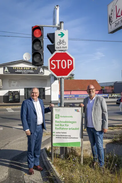 ÖVP-Infrastrukturstadtrat Franz Dinhobl und SPÖ-Umweltstadtrat Norbert Horvath. | Foto: Stadt Wiener Neustadt/Weller