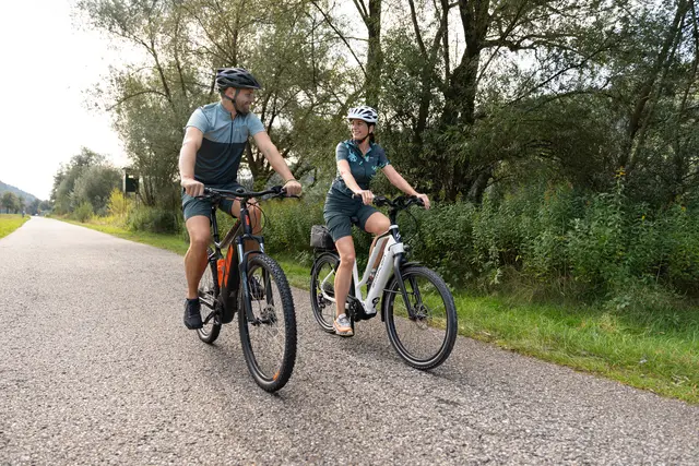 Am Waldrand fährt das Paar mit Mountainbikes auf der Penzensteinrunde des Escape Trails Neustift. | Foto: Tourismusverband Donau Oberösterreich/infilmity