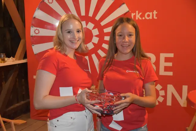 Madlene Knopf und Enja Höfer hielten beim MeinBezirk-Stand die Stellung. | Foto: MeinBezirk/Michael Strini