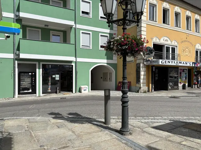Links im neuen, grünen Gebäude ist die Trafik Stadlbauer untergebracht.  | Foto: Karin Bayr