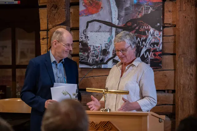 Wolfgang Bauer (l.) im Gespräch mit Margit Gantner, die einen Text in Pinzgauer Mundart las. Es war ihr erster gemeinsamer öffentlicher Auftritt mit ihrem Sohn Florian. | Foto: Fabian Breuer