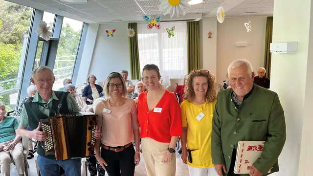 Musiker Manfred Bucher, Verwaltungsassistentin Verena Kahapka, Hausleiterin Julia Junger, Seniorenanimateurin Sonja Haring und Dichter Karl Pivec im Rahmen der Aktion „Herzenszeilen" im SeneCura-Pflegezentrum Schwarzau (v. l.)
  | Foto: zVg