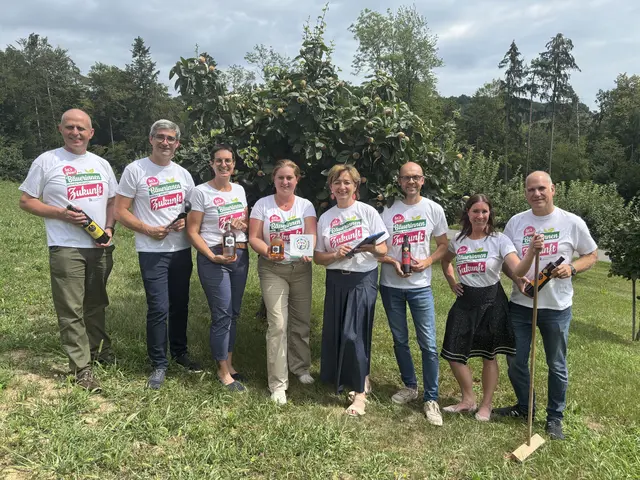 Ziehen für die Landwirtschaft an einem Strang(v.l.): Kammersekretär Michael Temmel, Kammersekretär Wolfgang Meier, Martina Posch, Bezirksbäuerin Margret Schmitt, Fachberaterin Magdalena Siegl, Kammerobmann Christoph Zirngast, Bezirksbäuerin Daniela Posch und Kammerobmann Christian Polz | Foto: MeinBezirk/Waltraud Fischer