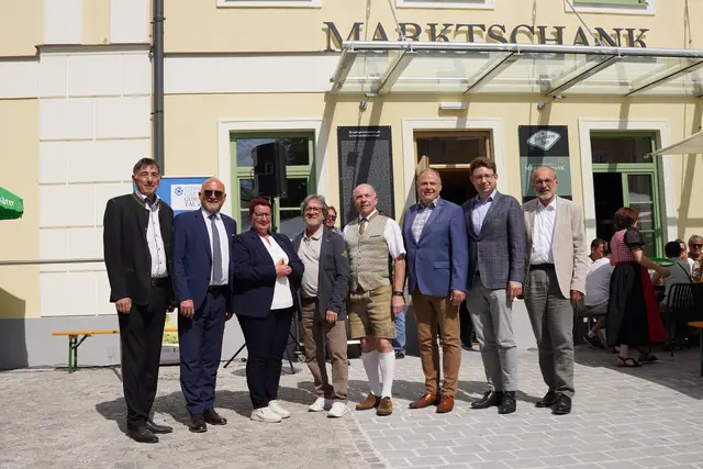 Von links: Johannes Fellinger (Lebenswelt Schenkenfelden), Norman Eichinger (Direktor Raiffeisenverband OÖ), LAbg. Bgm. Sepp Rathgeb, Landtagspräsident Max Hiegelsberger, Hans Pötscher (Obmann Bürgergenossenschaft Schenkenfelden.), Bgm. Doris Leitner (Schenkenfelden), Bezirkshauptmann Ferdinand Watschinger (Urfahr Umgebung), Bgm. Leopold Eder (Leader-Obmann Sterngartl Gusental). | Foto: Gemeinde Schenkenfelden
