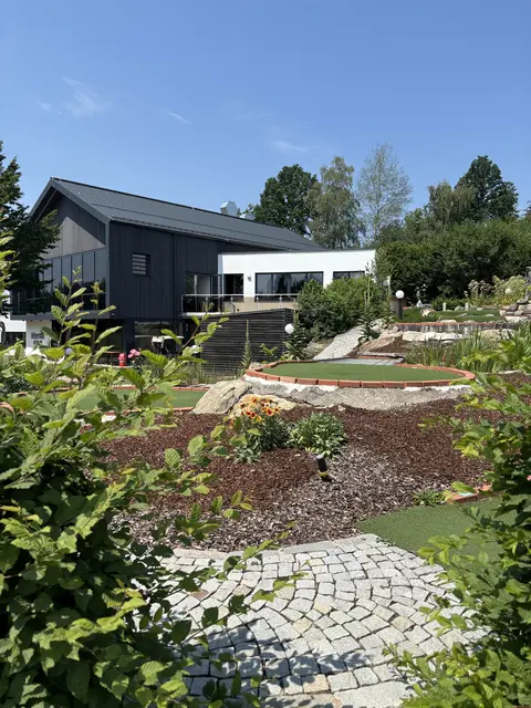 Der Golfwirt hat wieder geöffnet. Man kann dort Essen und Trinken.  | Foto: Karin Bayr
