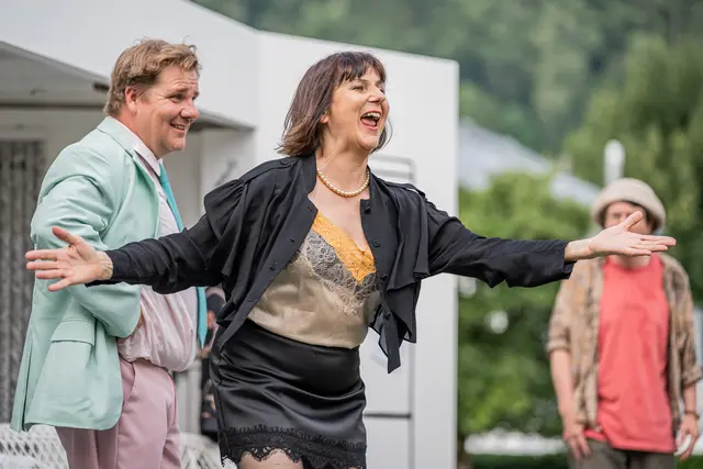 Mit der neuen Produktion „Nein zum Geld!“ tourt das Salzburger Straßentheater ab 9. Juli 2026 wieder durch Stadt und Land Salzburg und bietet Theatergenuss unter freiem Himmel.  | Foto: SKV / ebihara photography